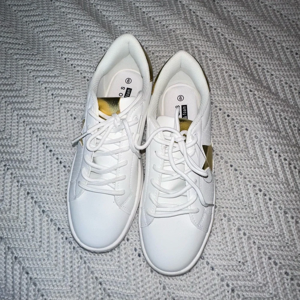 Belos Memory Foam Fashion Platform White  Sneakers with Gold Star - Size 9 - Picture 3 of 6